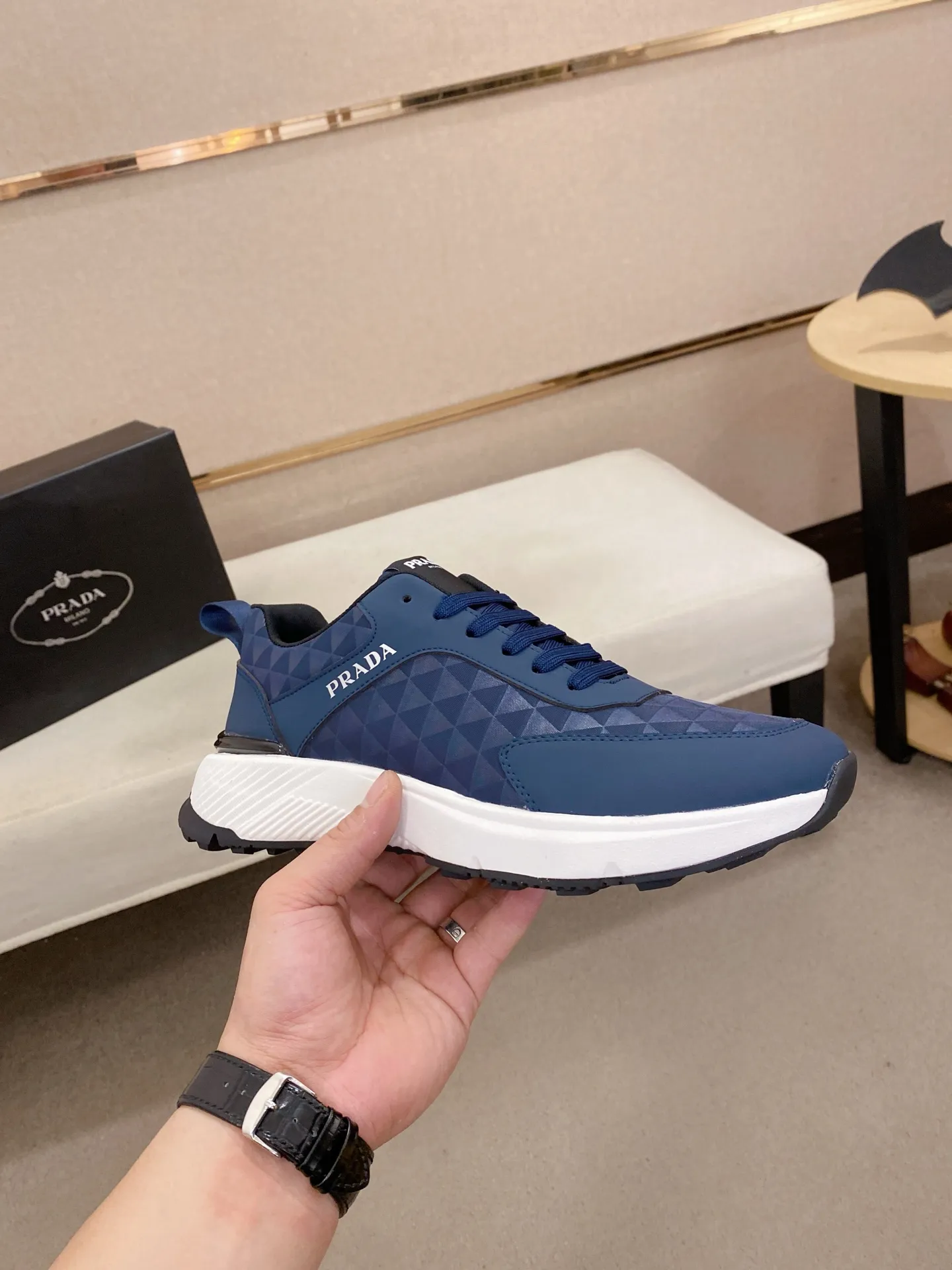 Men's shoes 💰 442💰 ✔️✔️✔️The new PRADA (Prada) counters are launched simultaneously. The new men's shoes and 😘fabrics are made of selected cowhide and waterproof and breathable fabrics. Lining: Breathable mesh lining. 👍🏿 High-end ☄️ air-cushion molded anti-slip rubber outsole, exquisite lines, simple and elegant, comfortable and high-end for leisure travel. Code number: 38 to 44 (45 can be customized and cannot be returned or exchanged)